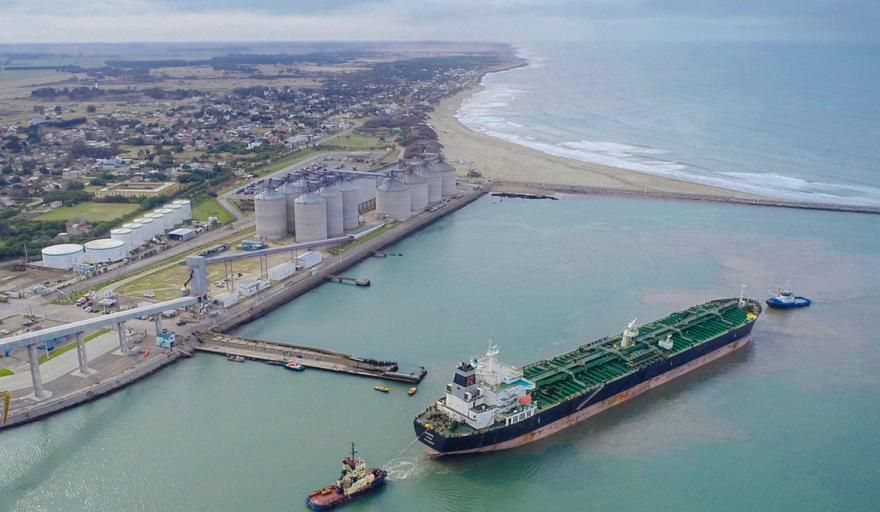 Cuatro buques operan simultáneamente en Puerto Quequén con destinos a Vietnam y España