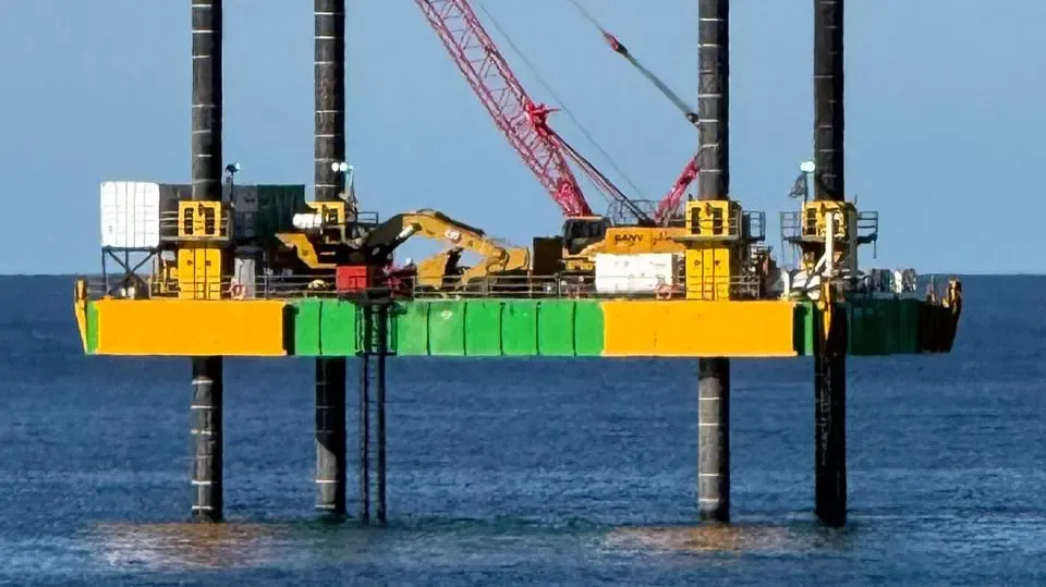 Vaca Muerta Oil Sur avanza en el mar: Emplazan una plataforma en Punta Colorada para exportar crudo
