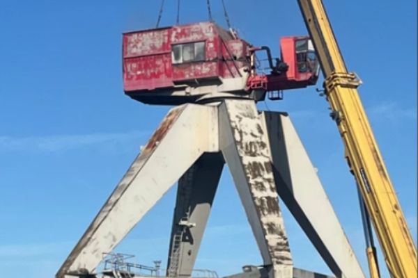 Imagen de portada - 1969 Crane Dismantled in Port of Uddevalla After 57 Years