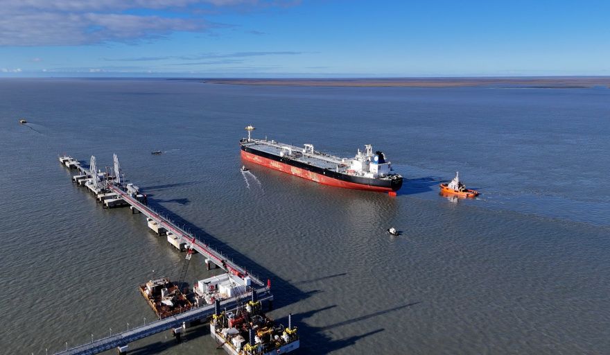Puerto Rosales realiza un hito histórico al operar tres buques petroleros en simultáneo