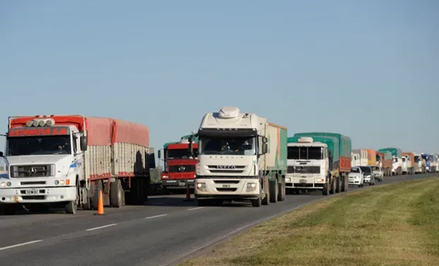 El movimiento de camiones en los puertos del Up River refleja la transición entre cosechas