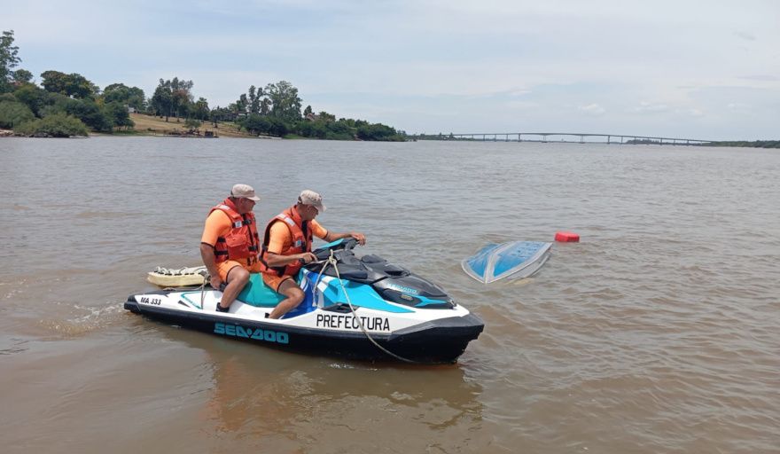 Prefectura rescató a cuatro personas tras el vuelco de una embarcación en el río Uruguay