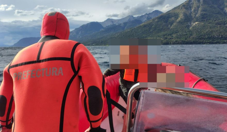 Prefectura Naval Argentina asistió a dos personas varadas en Villa La Angostura