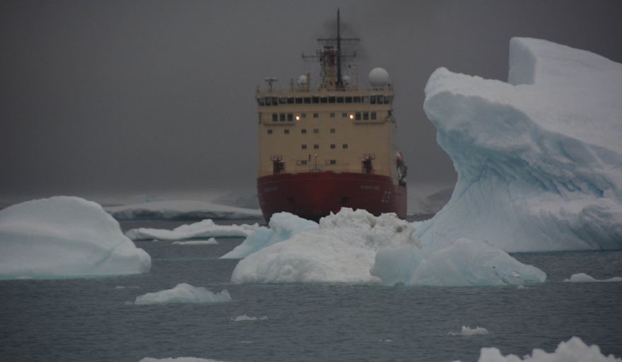 El rompehielos ARA “Almirante Irízar” completó el reabastecimiento en tres bases antárticas