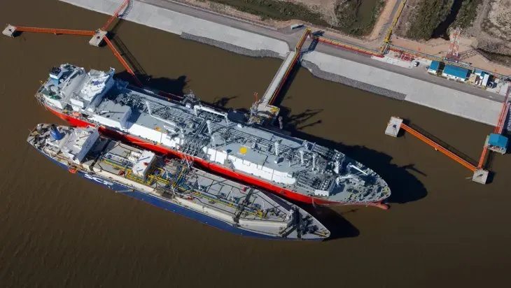 ENARSA recibió dos ofertas para la operatoria privada de GNL en la terminal de Escobar