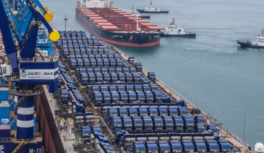 El Puerto de Yantai embarcó 617 vehículos en un solo buque, nuevo récord en la exportación de maquinaria hacia África