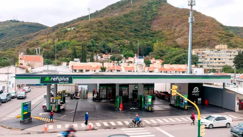 YPF lanza Refiplus, un nuevo formato de estaciones enfocado en la rapidez y la eficiencia
