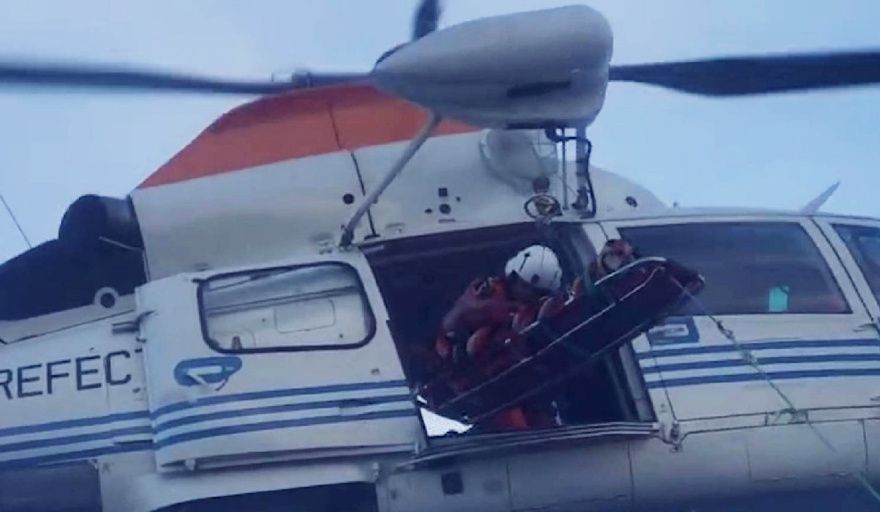 La Prefectura Naval Argentina realizó una aeroevacuación de emergencia a más de 180 millas de la costa de Chubut