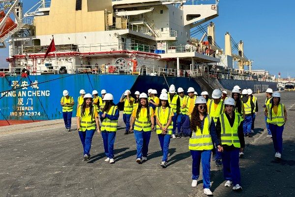 Imagen de portada - 40 Students from Liceo Los Cóndores Visit the Port of Iquique