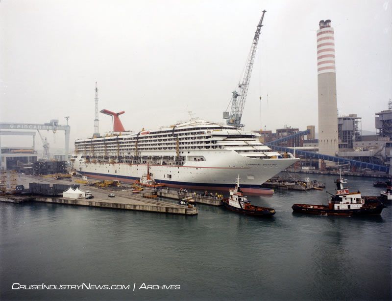 Imagen de portada - 65 miembros originales de la tripulación del Carnival Destiny permanecen en la compañía