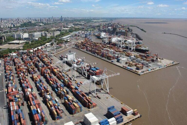 Imagen de portada - Argentina Blocks Entry of Three Ships Due to Ebola Outbreak in Africa
