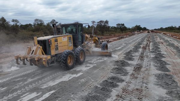 Imagen de portada - Asphalting of the Bioceanic Corridor Advances in Paraguay Between Cruce Don Silvio and Pozo Hondo