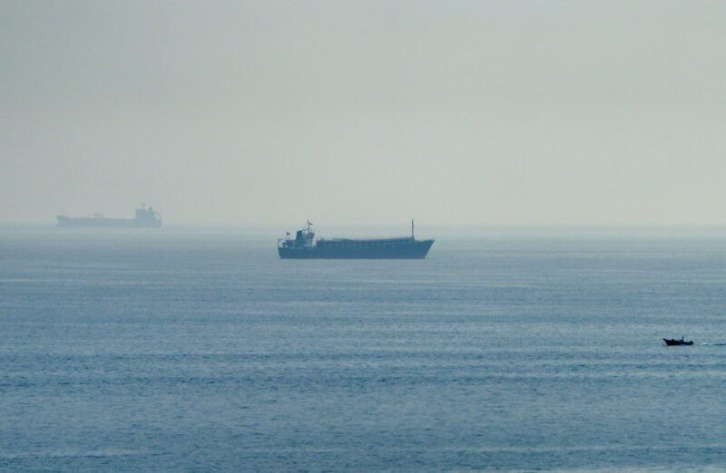 Imagen de portada - Ataque con misiles de Irán a buque de ADNOC escala las tensiones en el Estrecho de Ormuz