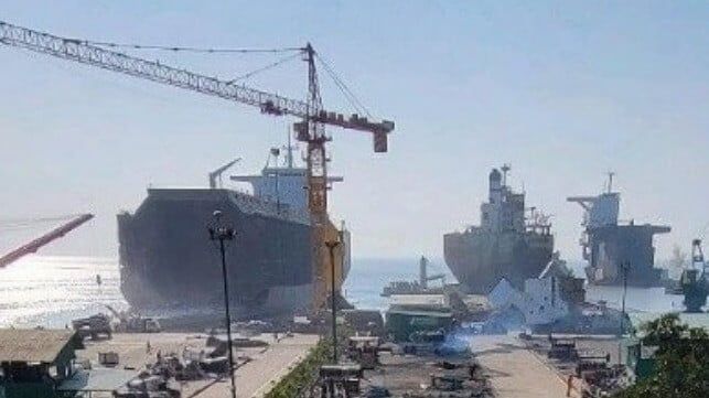 Imagen de portada - Buque Tanque Esperando Desguace Atrapado en el Limbo por Sanciones de EE. UU.