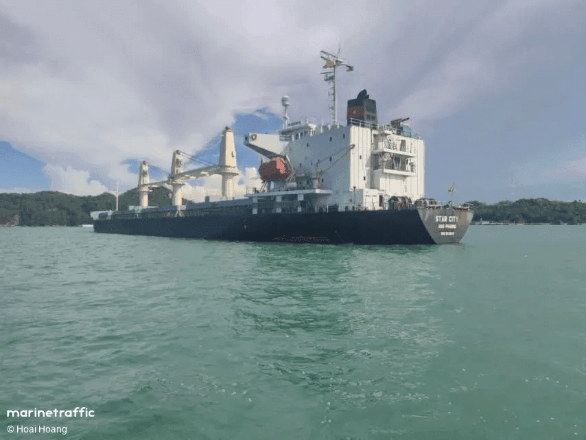 Imagen de portada - Buque de carga Star City reflotado tras encallar en bahía de Vietnam