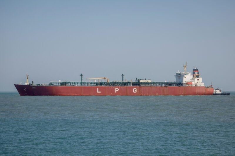 Imagen de portada - Buque tanque de GLP con tripulación india atacado en aguas iraníes; tripulación reportada a salvo