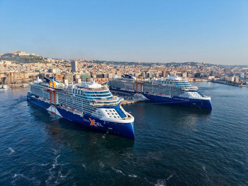 Imagen de portada - Celebrity Xcel y Ascent se encuentran en Nápoles durante la temporada de verano mediterránea
