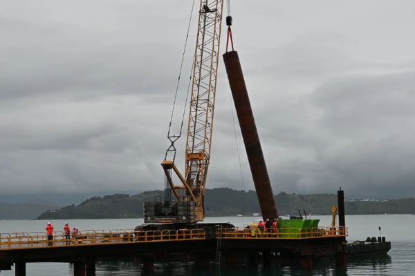 Imagen de portada - CentrePort Installs First 24-Meter Pile in Wellington Ferry Project