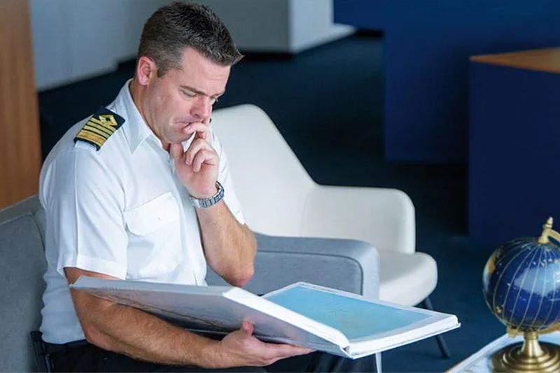 Imagen de portada - Cómo se prepara el Capitán Tanner de Saga para un Crucero Misterioso