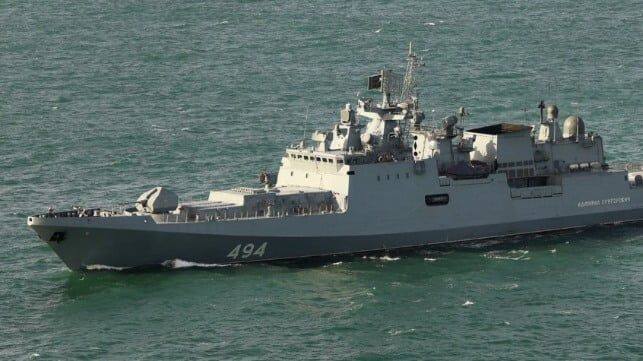 Imagen de portada - Con poco combustible, fragata rusa a la deriva en el Canal de la Mancha