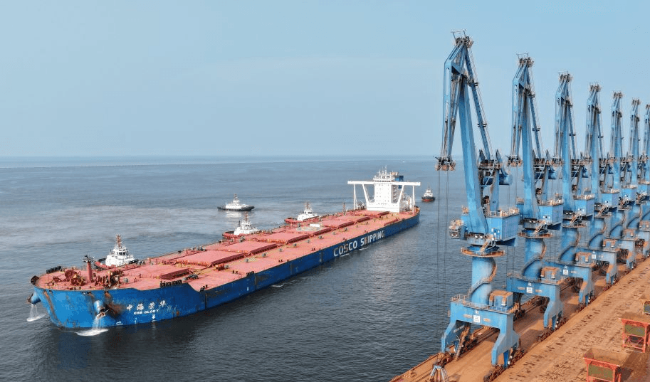 Imagen de portada - Cosco Shipping's CSB Glory Sets Draft Record at Tianjin Port