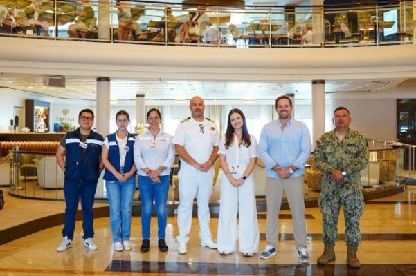 Imagen de portada - Crystal Symphony Kicks Off Cruise Season at Port of Manta Under TPM Administration