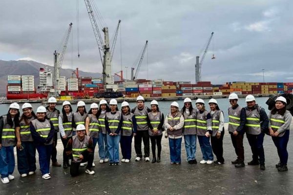 Imagen de portada - Delegation of Bolivian Students Visits the Port of Iquique