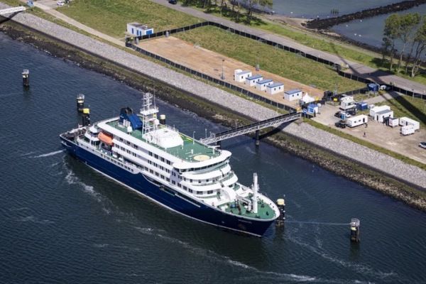 Imagen de portada - Departure of Cruise Ship from Port of Rotterdam Delayed After Hanta Virus Outbreak