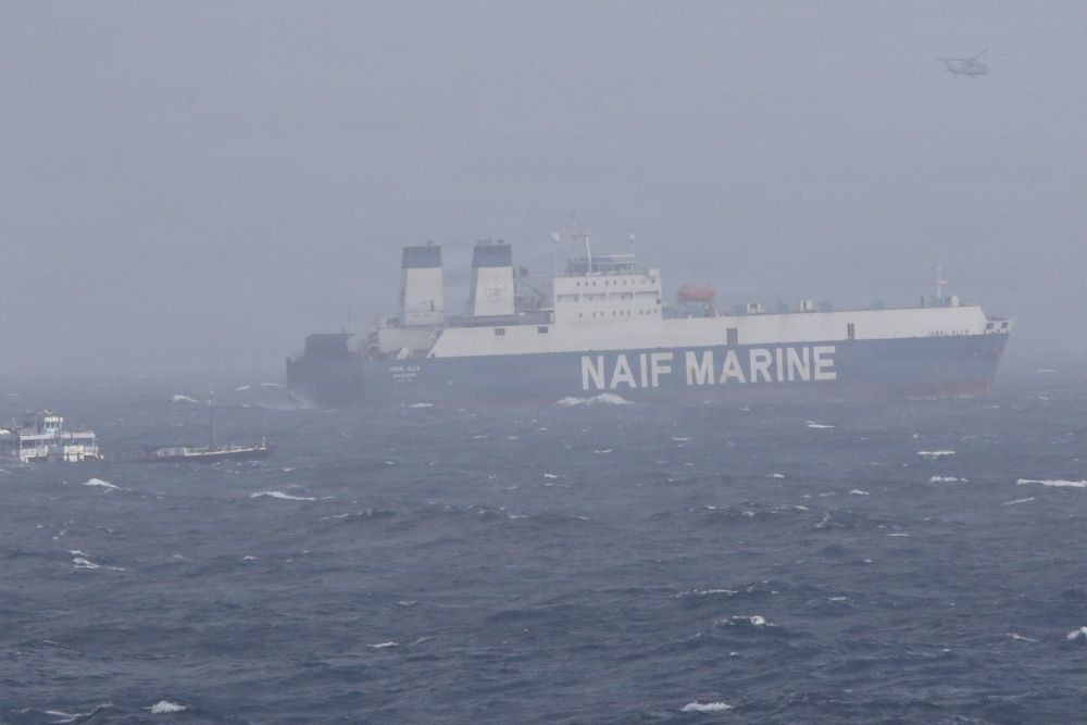 Imagen de portada - EE. UU. Rescata a Marineros Indios Tras el Hundimiento de un Buque en el Mar Arábigo