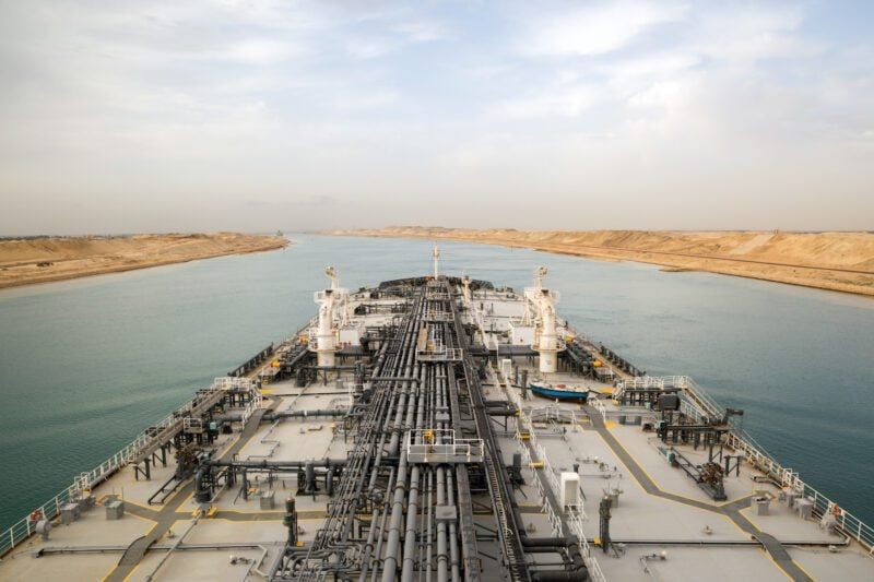 Imagen de portada - El Canal de Suez Recibe un Impulso de Petroleros en Medio del Cierre del Estrecho de Ormuz
