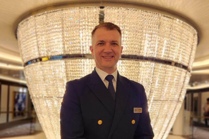 Imagen de portada - El Capitán Kristovic Lidera el Equipo de Oficiales del Seven Seas Prestige para Regent Cruises