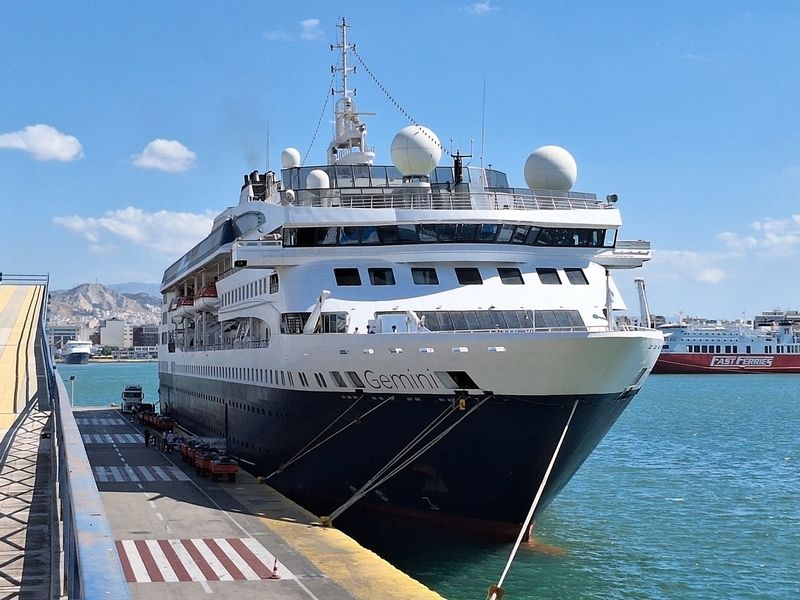 Imagen de portada - El Gemini de Miray Cruises remolcado a puerto griego después de dos meses anclado