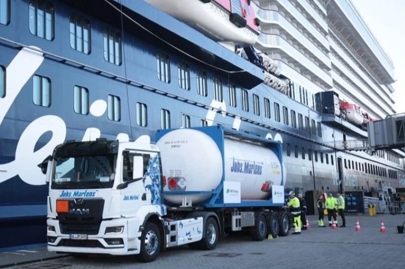 Imagen de portada - El Mein Schiff 7 de TUI Cruises carga metanol renovable en el puerto de Kiel