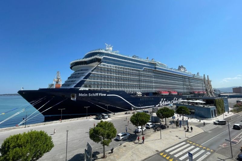 Imagen de portada - El Mein Schiff Flow de TUI Cruises realiza una escala récord en el puerto de Koper