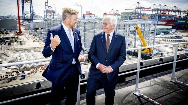 Imagen de portada - El Presidente Federal de Alemania y el Rey Willem-Alexander visitan el Puerto de Róterdam durante una visita de estado