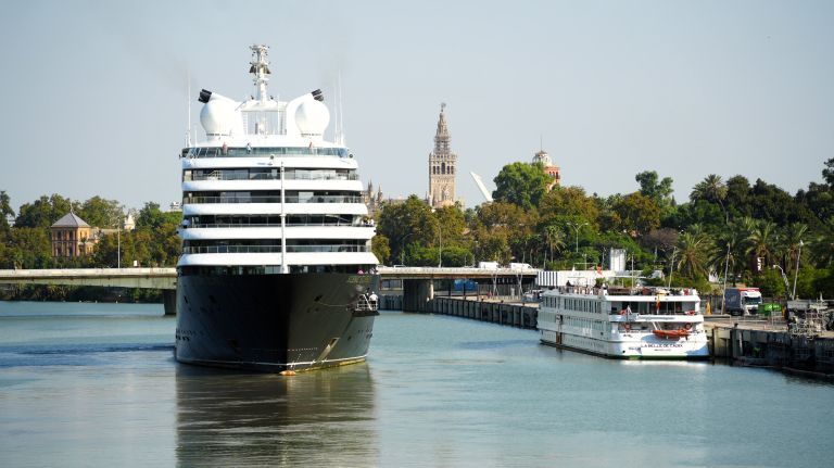 Imagen de portada - El Puerto de Sevilla presenta su oferta como destino de cruceros tras el aumento de escalas y pasajeros en Seatrade Cruise Med 2026
