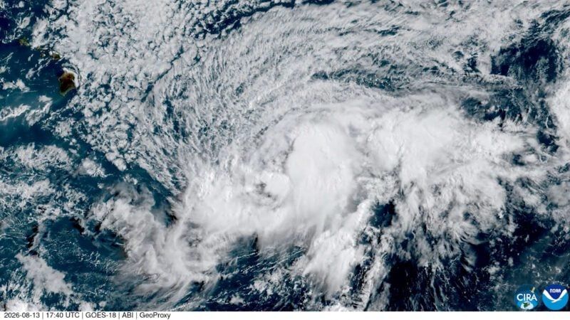 Imagen de portada - El huracán Lala se fortalece a Categoría 1 y amenaza con tocar tierra en Hawái