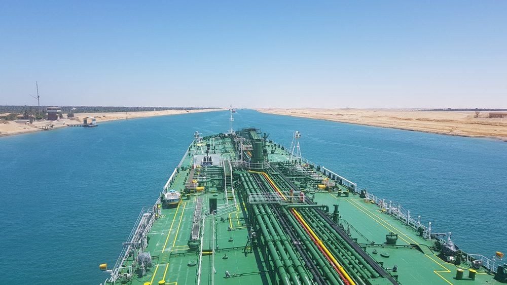 Imagen de portada - El superpetrolero Olympic Luck navega por el Canal de Suez mientras persisten las tensiones en el Mar Rojo