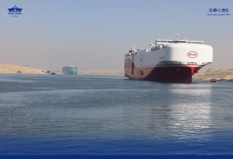 Imagen de portada - El tráfico del Canal de Suez se dispara un 42% en julio mientras el cierre de Ormuz redirige el transporte marítimo