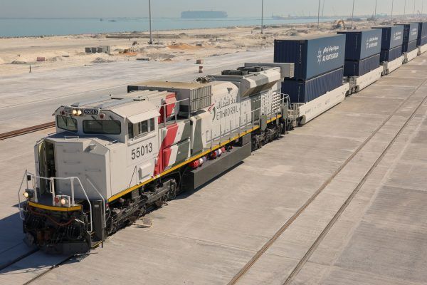 Imagen de portada - Etihad Rail y AD Ports Group lanzan servicio ferroviario integrado a terminales de Fujairah con Abu Dhabi