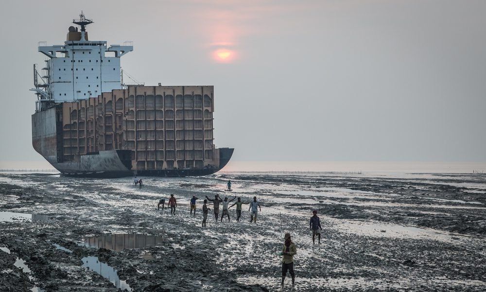 Imagen de portada - Exposición a Gas Tóxico Mata a Nueve Trabajadores en Instalación de Desguace de Barcos en Bangladés