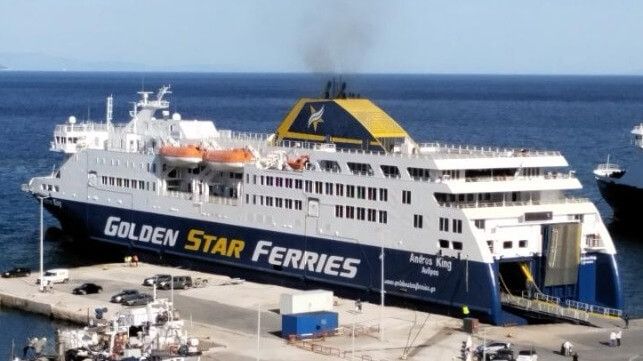 Imagen de portada - Ferry griego parte un muelle de hormigón por la mitad y sale ileso