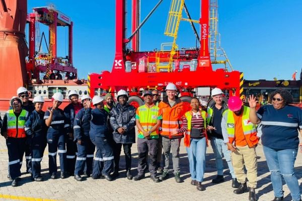 Imagen de portada - First Seven Kalmar Hybrid Straddle Carriers Delivered to Transnet in Port Elizabeth