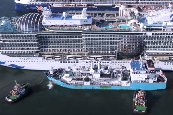Imagen de portada - First Ship-to-Cruise LNG Bunkering Performed in the Port of Naples