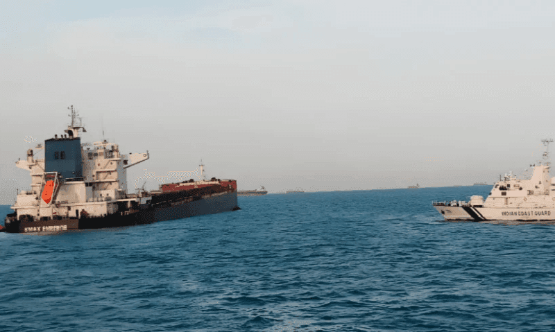 Imagen de portada - Graneleros Colisionan en el Puerto de Kandla; Guardia Costera India Evacúa a la Tripulación