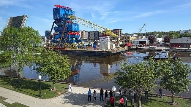 Imagen de portada - Grúa Gigante de Astillero de la Armada Parte de Wisconsin en Largo Remolque hacia Hawái