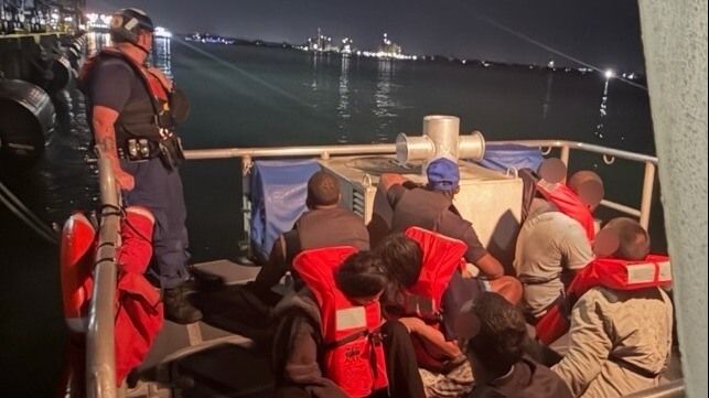Imagen de portada - Guardia Costera de EE. UU. Detiene a Cuatro Polizones Chinos en Barcaza Procedente de Florida