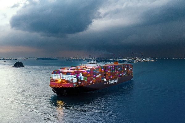 Imagen de portada - Hapag-Lloyd implements shore power in Hamburg port