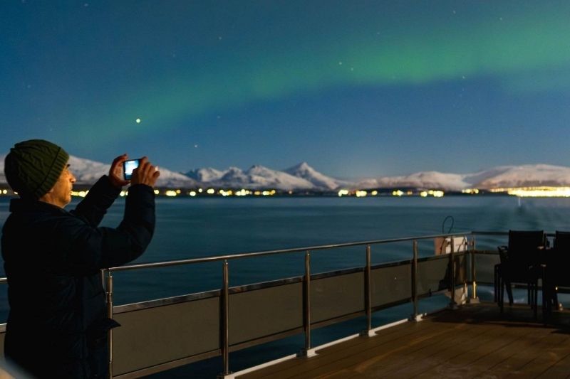 Imagen de portada - Holland America Lanza Cruceros Árticos para Ver la Aurora Boreal en Otoño de 2026