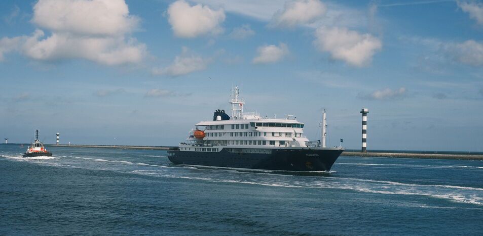 Imagen de portada - Hondius Cruise Ship Leaves Port of Rotterdam After Overcoming Hantavirus Outbreak